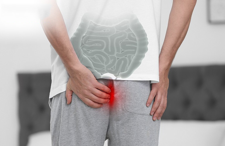 Nếu bạn bị trĩ nội độ 2 sẽ có cảm giác rát hậu môn sau mỗi lần đại tiện