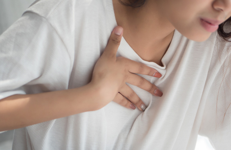 Những cơn ợ hơi lặp lại kèm cảm giác buồn nôn thoáng qua, dễ nhầm với rối loạn tiêu hóa thông thường