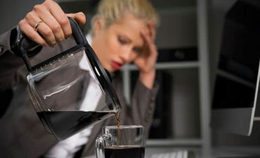 Uống cafe bị đau đầu chủ yếu là do caffeine trong cafe có tác dụng làm co mạch máu