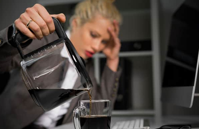 Uống cafe bị đau đầu chủ yếu là do caffeine trong cafe có tác dụng làm co mạch máu