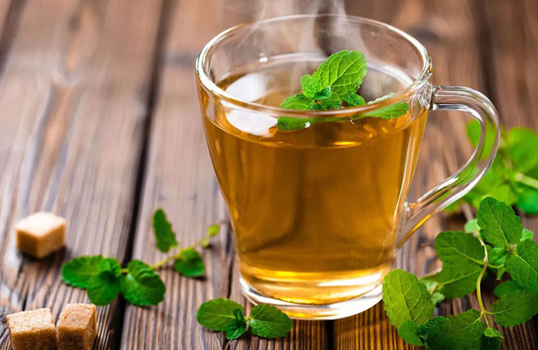 Uống trà bạc hà có thể giúp thư giãn cơ thể, giảm căng thẳng và đau đầu