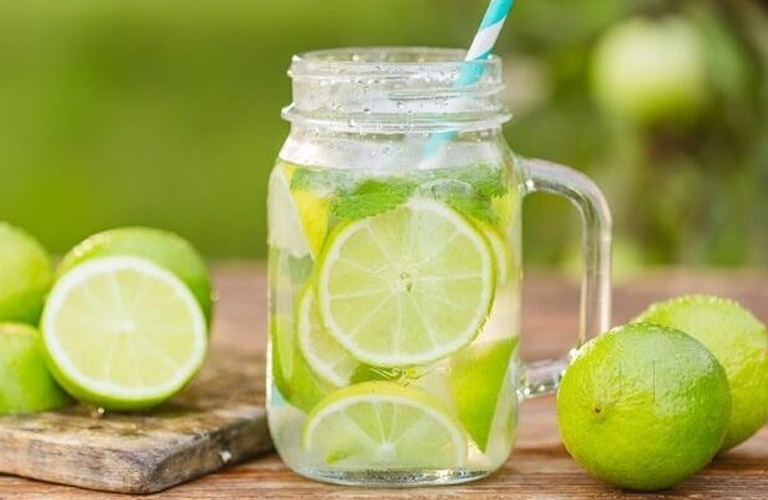 Chanh chứa vitamin C giúp thanh lọc cơ thể và giảm tình trạng mất nước, từ đó giảm cơn đau đầu
