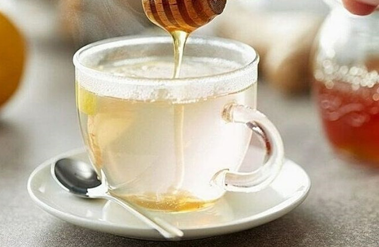 Uống một cốc nước ấm pha mật ong trước khi đi ngủ có thể giúp cơ thể thư giãn và dễ ngủ hơn