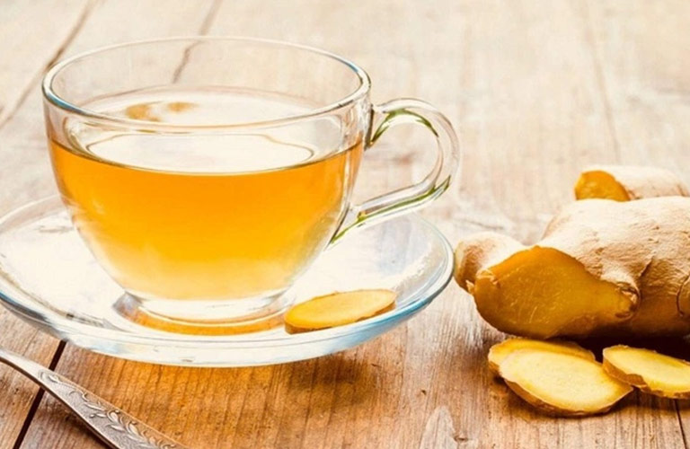 Uống nước gừng ấm giúp hỗ trợ giảm đau dạ dày tại nhà