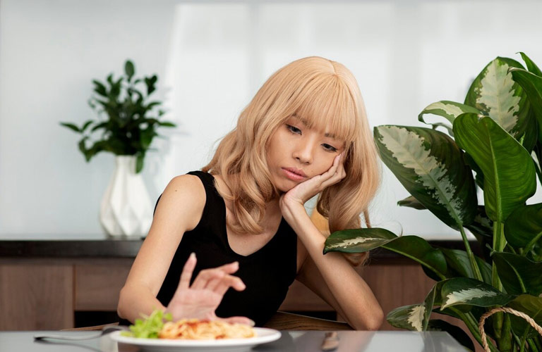 Bà con có thể cảm thấy no nhanh, không muốn ăn dù chưa ăn nhiều, kèm theo cảm giác chướng bụng