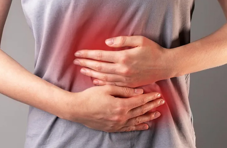 Đau bụng âm ỉ, kèm theo cảm giác đầy hơi thường xuất hiện sau khi ăn hoặc vào buổi sáng