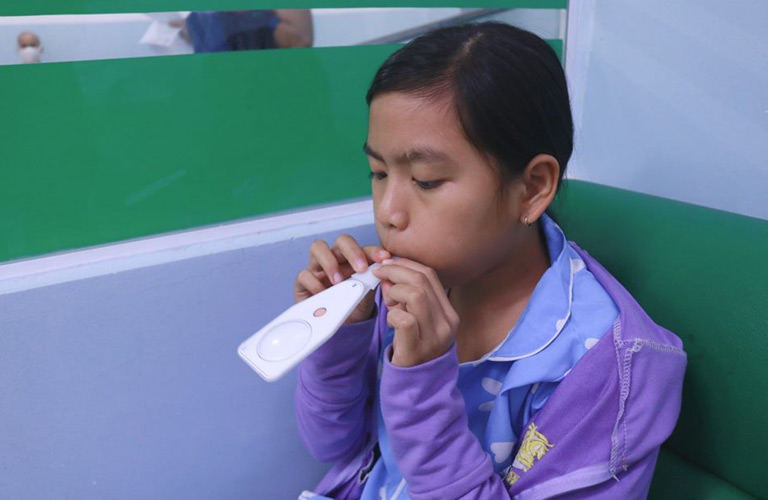 Phương pháp giúp phát hiện sự hiện diện của vi khuẩn HP trong dạ dày qua hơi thở của trẻ