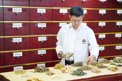 Một thang thuốc là trăm sự đắn đo đó bà con ạ