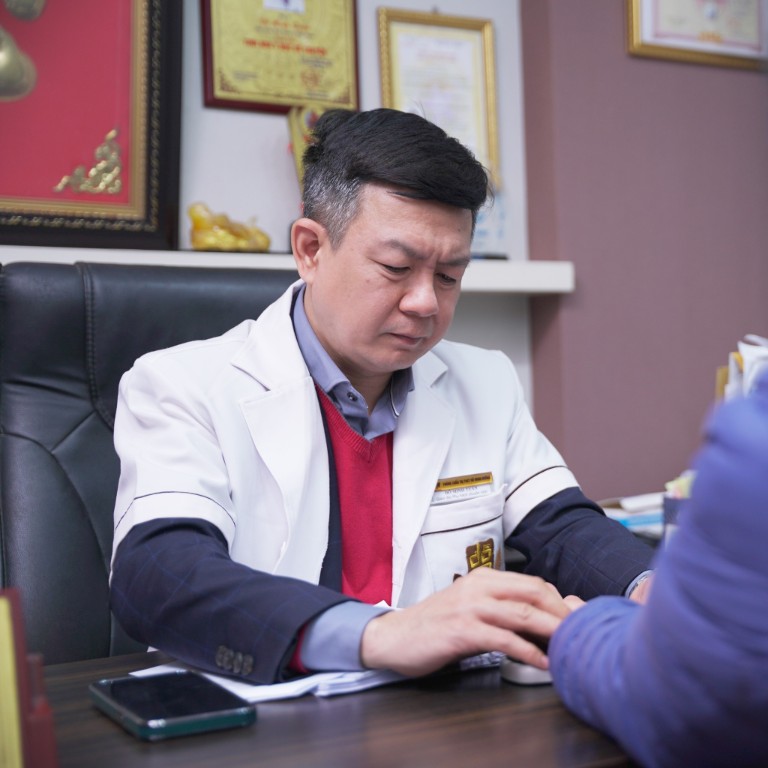 Tuấn tôi bắt mạch kiểm tra lại sức khỏe cho bạn Linh Tuấn tôi bắt mạch kiểm tra lại sức khỏe cho bạn Linh