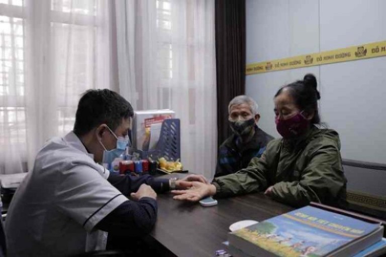 Cô Sình đang được thăm khám 